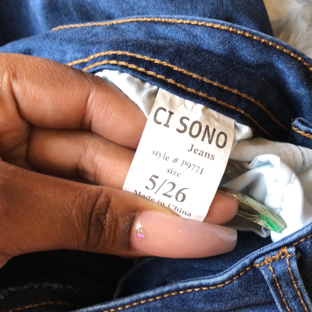 Mid Rise Jeans - Picture 5 of 5